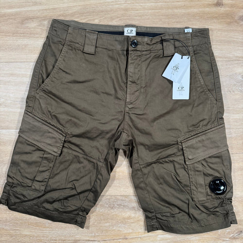 C.P. Company Stretch Sateen Cargo Lens Shorts in Ivy Green